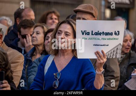 Barcelona, Spanien. 20.. November 2022. Eine Protesterin hält während der Demonstration ein Plakat, auf dem sie ihre Meinung zum Ausdruck bringt. Am 47.. Todestag des Diktators Francisco Franco trafen sich verschiedene soziale Organisationen vor der Polizeistation, um einen internationalen Appell zur Umwandlung der höheren Polizeipräfektur der Straße Vía Laietana zu erheben. 43 in Barcelona zu einem Zentrum der Erinnerung für die Vergeltung durch das Franco-Regime, einige von ihnen in den Zellen im Erdgeschoss des Polizeigebäudes gefoltert. Kredit: SOPA Images Limited/Alamy Live Nachrichten Stockfoto