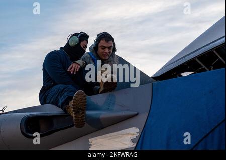 Der Stabsfeldwebel der US-Luftwaffe, Patrick Handy, und Senior Airman Clark-Kent Pacay, 44. Leiter der Flugzeugwartung, führen während DER RED FLAG-Alaska (RF-A) 23-1 auf der Eielson Air Force Base, Alaska, am 12. Oktober 2022 routinemäßige Wartungsprüfungen an einem F-15C/D Eagle durch. RF-A ist eine zweiwöchige fortgeschrittene Luftkampfübung, die darauf abzielt, Militärpiloten und anderen Flugbesatzungsmitgliedern aus den Vereinigten Staaten und verbündeten Ländern ein realistisches Luftkampftraining anzubieten. Stockfoto