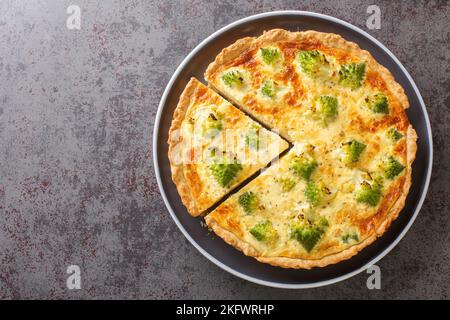 Gebackene Gemüsequiche mit romanesco-Brokkoli, Eiern und Käse in Nahaufnahme auf einem Teller auf dem Tisch. Horizontale Draufsicht von oben Stockfoto