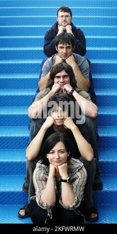 GORKYS ZYGOTIC MYNCI Publicity Fotografien aufgenommen in Cardiff, 30. Juni 2003. Foto: ROB WATKINS. INFO: Gorkys Zygotic Mynci, eine walisische Psychedelic- und Indie-Rock-Band, die von den frühen 90er bis zu den frühen 2000er Jahren aktiv war, kreierte einen skurrilen und eklektischen Sound. Alben wie 'Barafundle' zeigten ihren folkloristischen, mehrsprachigen Ansatz und machten sie einflussreich in den alternativen und Indie-Szenen. Stockfoto