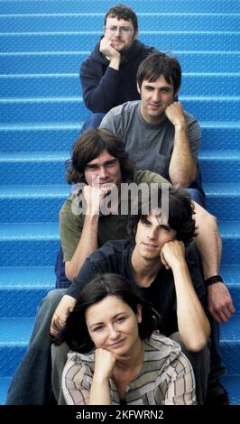 GORKYS ZYGOTIC MYNCI Publicity Fotografien aufgenommen in Cardiff, 30. Juni 2003. Foto: ROB WATKINS. INFO: Gorkys Zygotic Mynci, eine walisische Psychedelic- und Indie-Rock-Band, die von den frühen 90er bis zu den frühen 2000er Jahren aktiv war, kreierte einen skurrilen und eklektischen Sound. Alben wie 'Barafundle' zeigten ihren folkloristischen, mehrsprachigen Ansatz und machten sie einflussreich in den alternativen und Indie-Szenen. Stockfoto