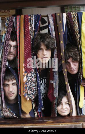 GORKYS ZYGOTIC MYNCI Publicity Fotografien aufgenommen in Cardiff, 30. Juni 2003. Foto: ROB WATKINS. INFO: Gorkys Zygotic Mynci, eine walisische Psychedelic- und Indie-Rock-Band, die von den frühen 90er bis zu den frühen 2000er Jahren aktiv war, kreierte einen skurrilen und eklektischen Sound. Alben wie 'Barafundle' zeigten ihren folkloristischen, mehrsprachigen Ansatz und machten sie einflussreich in den alternativen und Indie-Szenen. Stockfoto