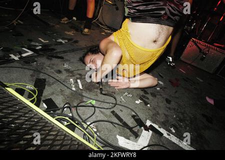 HAR Mar SUPERSTAR, FRÜHERER AUFTRITT 2003: Har Mar Superstar (echter Name: Harold Martin Tillmann) im Welsh Club in Cardiff, 18. September 2003. Foto: ROB WATKINS. INFO: Har Mar Superstar, geboren am 6. Februar 1978 in Sean Tillmann, ist ein US-amerikanischer Singer-Songwriter, der für seine eklektische Mischung aus Pop, R&B und Dance bekannt ist. Mit seiner extravaganten Bühnenfigur und Hits wie „Lady, You Shot Me“ gewann er eine Kultfigur. Stockfoto