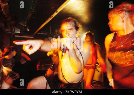 HAR Mar SUPERSTAR, FRÜHERER AUFTRITT 2003: Har Mar Superstar (echter Name: Harold Martin Tillmann) im Welsh Club in Cardiff, 18. September 2003. Foto: ROB WATKINS. INFO: Har Mar Superstar, geboren am 6. Februar 1978 in Sean Tillmann, ist ein US-amerikanischer Singer-Songwriter, der für seine eklektische Mischung aus Pop, R&B und Dance bekannt ist. Mit seiner extravaganten Bühnenfigur und Hits wie „Lady, You Shot Me“ gewann er eine Kultfigur. Stockfoto