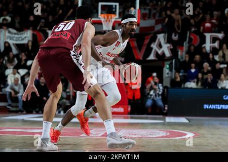 Varese, Italien. 19.. November 2022. Tariq Owens (R) von Openjobmetis Varese und Mitchell Watt (L) von Umana Reyer Venezia in Aktion während der Lega Basket Serie Ein Spiel der regulären Saison 2022-2023 zwischen Openjobmetis Varese und Umana Reyer Venezia in der Enerxenia Arena. Endergebnis; Varese 93:90 Reyer. (Foto: Fabrizio Carabelli/SOPA Images/Sipa USA) Quelle: SIPA USA/Alamy Live News Stockfoto