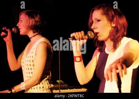 Sänger Rebecca Newman und Keyboarder Beth von DEN HEISSEN WELPEN, die live im Barfly in Cardiff spielen, 10. Februar 2004. Foto: ROB WATKINS. INFO: Hot Puppies, eine walisische Indie-Pop-Band, die 2006 gegründet wurde, kreierte einen skurrilen Sound. Alben wie „Under the Crooked Moon“ zeigten ihre Mischung aus Indie-Pop und alternativen Einflüssen. Obwohl sie nicht weit verbreitet ist, hinterließ ihre charmante Musik einen Eindruck in der Indie-Szene. Stockfoto