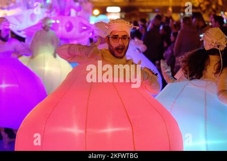 Palma, Mallorca, Spanien, 19.. November 2022. Weihnachtsbeleuchtung in der Nacht in den Straßen der Stadt Palma de Mallorca. Stockfoto