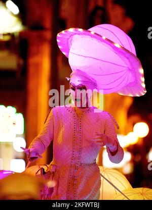 Palma, Mallorca, Spanien, 19.. November 2022. Weihnachtsbeleuchtung in der Nacht in den Straßen der Stadt Palma de Mallorca. Stockfoto