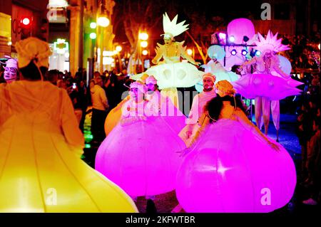 Palma, Mallorca, Spanien, 19.. November 2022. Weihnachtsbeleuchtung in der Nacht in den Straßen der Stadt Palma de Mallorca. Stockfoto