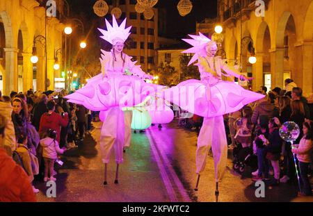 Palma, Mallorca, Spanien, 19.. November 2022. Weihnachtsbeleuchtung in der Nacht in den Straßen der Stadt Palma de Mallorca. Stockfoto