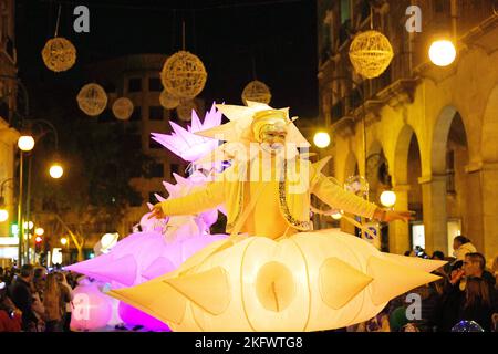 Palma, Mallorca, Spanien, 19.. November 2022. Weihnachtsbeleuchtung in der Nacht in den Straßen der Stadt Palma de Mallorca. Stockfoto