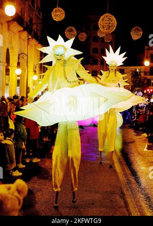 Palma, Mallorca, Spanien, 19.. November 2022. Weihnachtsbeleuchtung in der Nacht in den Straßen der Stadt Palma de Mallorca. Stockfoto