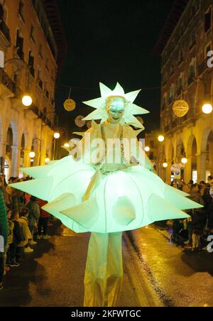 Palma, Mallorca, Spanien, 19.. November 2022. Weihnachtsbeleuchtung in der Nacht in den Straßen der Stadt Palma de Mallorca. Stockfoto