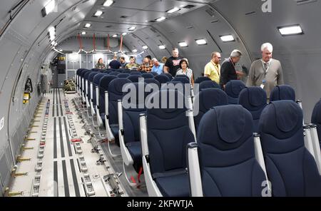 Ein KC-46A Pegasus von der McConnell Air Force Base, Kansas, hielt am Wright-Patterson Air Force Base, Ohio, für einen Routinestopp an und erlaubte dem Basispersonal, das Flugzeug am 12. Oktober 2022 zu besichtigen. Stockfoto