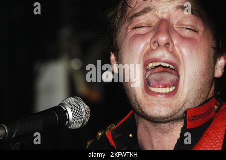 HOPE OF THE STATES, FRÜHES KONZERT, 2003: A Young Sam Herlihy von der Band HOPE OF THE STATES am 31 2003. Mai in Cardiff Barfly, South Wales, Großbritannien. Foto: ROB WATKINS. INFO: Hope of the States war eine britische Post-Rock-Band, die 2000 gegründet wurde. Bekannt für ihren filmischen Sound und ihre emotionale Tiefe, erlangten sie mit ihrem Debütalbum The Lost Riots Anerkennung. Ihre Musik enthielt oft orchestrale Arrangements und politisch aufgeladene Texte. Stockfoto