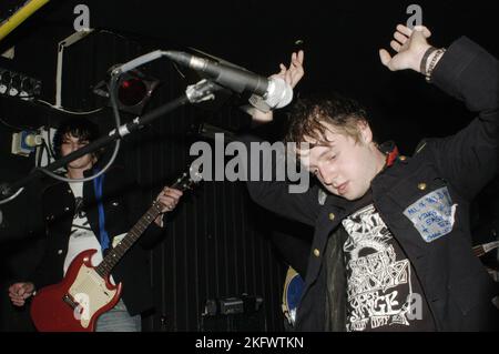 HOPE OF THE STATES, FRÜHES KONZERT, 2003: Ein junger Sam Herlihy singt und James 'Jimmi' Lawrence Lead Gitarre der Band HOPE OF THE STATES in der Cardiff Barfly Bar, South Wales, Großbritannien am 31 2003. Mai. Foto: ROB WATKINS. INFO: Hope of the States war eine britische Post-Rock-Band, die 2000 gegründet wurde. Bekannt für ihren filmischen Sound und ihre emotionale Tiefe, erlangten sie mit ihrem Debütalbum The Lost Riots Anerkennung. Ihre Musik enthielt oft orchestrale Arrangements und politisch aufgeladene Texte. Stockfoto