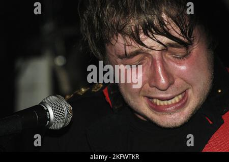 HOPE OF THE STATES, FRÜHES KONZERT, 2003: A Young Sam Herlihy von der Band HOPE OF THE STATES am 31 2003. Mai in Cardiff Barfly, South Wales, Großbritannien. Foto: ROB WATKINS. INFO: Hope of the States war eine britische Post-Rock-Band, die 2000 gegründet wurde. Bekannt für ihren filmischen Sound und ihre emotionale Tiefe, erlangten sie mit ihrem Debütalbum The Lost Riots Anerkennung. Ihre Musik enthielt oft orchestrale Arrangements und politisch aufgeladene Texte. Stockfoto