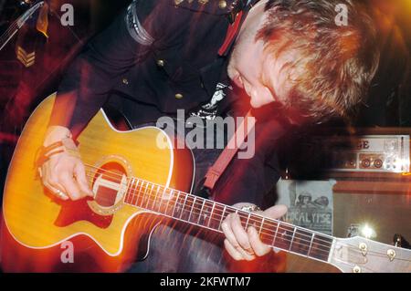 HOPE OF THE STATES, FRÜHES KONZERT, 2003: A Young Sam Herlihy von der Band HOPE OF THE STATES am 31 2003. Mai in Cardiff Barfly, South Wales, Großbritannien. Foto: ROB WATKINS. INFO: Hope of the States war eine britische Post-Rock-Band, die 2000 gegründet wurde. Bekannt für ihren filmischen Sound und ihre emotionale Tiefe, erlangten sie mit ihrem Debütalbum The Lost Riots Anerkennung. Ihre Musik enthielt oft orchestrale Arrangements und politisch aufgeladene Texte. Stockfoto