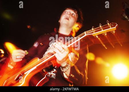 HOPE OF THE STATES, FRÜHES KONZERT, 2003: A Young Sam Herlihy von der Band HOPE OF THE STATES am 31 2003. Mai in Cardiff Barfly, South Wales, Großbritannien. Foto: ROB WATKINS. INFO: Hope of the States war eine britische Post-Rock-Band, die 2000 gegründet wurde. Bekannt für ihren filmischen Sound und ihre emotionale Tiefe, erlangten sie mit ihrem Debütalbum The Lost Riots Anerkennung. Ihre Musik enthielt oft orchestrale Arrangements und politisch aufgeladene Texte. Stockfoto