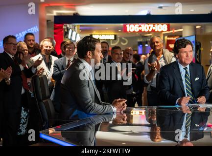 Fox Nation Patriot Awards in Hollywood, Florida - Anker Tucker Carlson und Barhocker Sports CEO David Portnoy am Set der Show Stockfoto