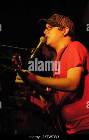 MICAH P HINSON, JUNG, 2004: Ein sehr junger Sänger Micah P Hinson, der am 27. Oktober 2004 im Welsh Club in Cardiff, Wales, Großbritannien, tourte. Foto: ROB WATKINS. INFO: Micah P. Hinson ist ein US-amerikanischer Singer-Songwriter, der für seine emotionale Stimme und seinen ergreifenden Text bekannt ist. Mitte der 2000er Jahre wurde er mit Alben wie Micah P. Hinson and The Gospel of Progress bekannt, die Indie-Folk, Country und Rock-Einflüsse verschmelzen. Stockfoto