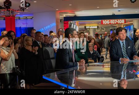 Fox Nation Patriot Awards im Hard Rock Casino, Hollywood, Miami, Florida; November 17, 2022; Tucker Carlson und der Bürgermeister von Miami Francis X. Suarez am Set Stockfoto