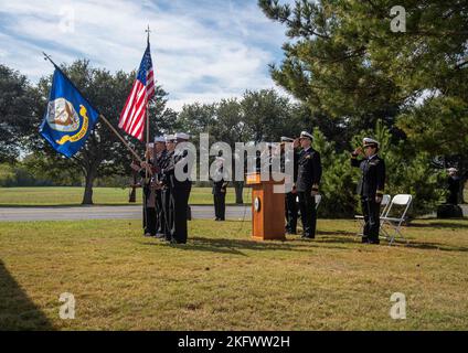 221012-N-CY569-0006 NORFOLK, Virginia (12. Oktober 2022) Seeleute der Arleigh-Burke-Klasse, USS Cole (DDG 67), ziehen die Farben während einer Gedenkfeier zum 22. Jahrestag des Angriffs auf Cole. Ehemalige und gegenwärtige Cole Crew-Mitglieder versammelten sich mit Familien und Gästen zur Zeremonie im USS Cole Memorial an Bord der Marinestation Norfolk. Cole, DDG, Memorial, USN, Stockfoto
