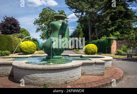 London, Großbritannien, Juli 2022, Blick auf den Millennium-Brunnen am Eingang des Cannizaro Park in Wimbledon Stockfoto