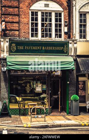 London, Großbritannien, Juli 2022, Blick auf den Bürgersteig Barbershop in Wimbledon Stockfoto