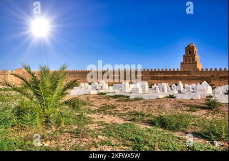 Alten muslimischen Friedhof in der Nähe der Großen Moschee in Kairouan, Sahara, Tunesien, Afrika, HDR Stockfoto