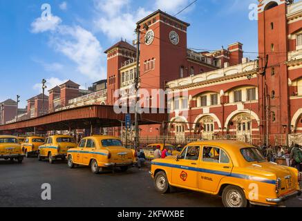 Gelbes Taxi in der Schlange am Bahnhof Howrah wartet auf Passagiere und Pendler in Kalkutta, Indien Stockfoto