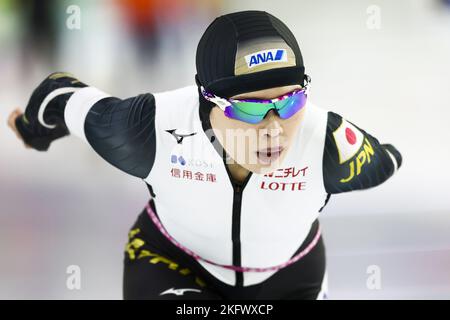 HERENVEEN - Ayano Sato (JPN) beim zweiten ISU-Langstrecken-Weltcup-Turnier in Thialf auf den 3000 Metern in Aktion. ANP VINCENT JANNINK Stockfoto