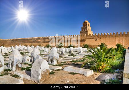 Alten muslimischen Friedhof in der Nähe der Großen Moschee in Kairouan, Sahara, Tunesien, Afrika, HDR Stockfoto