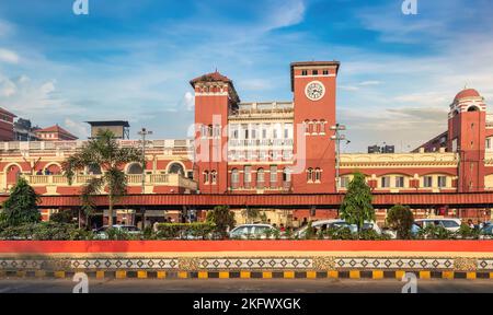 Der historische Bahnhof Howrah wurde im kolonialen Architekturstil erbaut und ist ein beliebtes Wahrzeichen der Stadt in Kalkutta, Indien Stockfoto