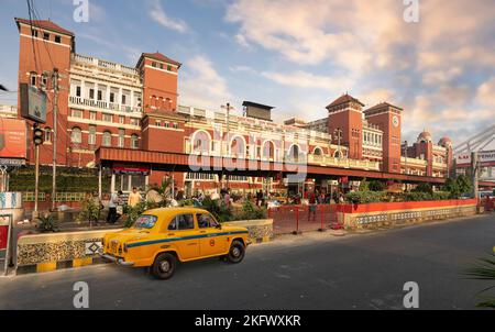 Der historische Bahnhof Howrah wurde im kolonialen Architekturstil erbaut und ist ein beliebtes Wahrzeichen der Stadt in Kalkutta, Indien Stockfoto