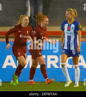 Crawley, Großbritannien. 20.. November 2022. Crawley, England, November 20. 2022: Rachel Furness (10 Liverpool) feiert nach dem dritten Tor ihres Teams das Barclays Womens Super League Fußballspiel zwischen Brighton und Liverpool im Broadfield Stadium in Crawley, England. (James Whitehead/SPP) Quelle: SPP Sport Press Foto. /Alamy Live News Stockfoto