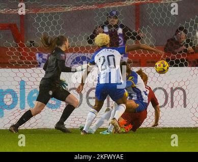 Crawley, Großbritannien. 20.. November 2022. Crawley, England, November 20. 2022: Rachel Furness (10 Liverpool) erzielt beim Barclays Womens Super League Fußballspiel zwischen Brighton und Liverpool im Broadfield Stadium in Crawley, England, das dritte Tor ihres Teams. (James Whitehead/SPP) Quelle: SPP Sport Press Foto. /Alamy Live News Stockfoto