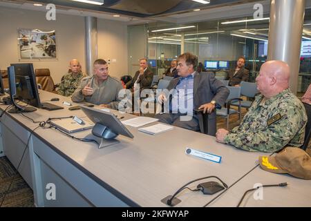 221012-N-RQ186-1016 NORFOLK, Va. (12. Oktober 2022) Generalleutnant Michael S. Cederholm, links vom Zentrum, stellvertretender Kommandant für Luftfahrt des U.S. Marine Corps, spricht über das Maintenance Operation Center (MOC) Aircraft on Ground (AOG) mit der MOC-Führung während eines MOC-Besuchs am 12. Oktober. Die MOC AOG arbeitet daran, die Bemühungen zu bewerten, zu verbessern und angemessen zu organisieren, um einsatzfähige Flugzeuge vollständig einsatzbereit zu halten, wo immer die Navy sie benötigt. CNAL, MOC, Marine Corps, Wartung, Piemags, Streitkräfte, Militär, Stockfoto
