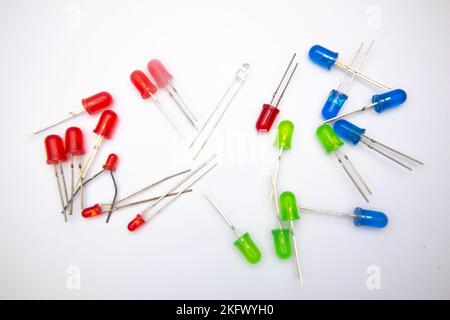 Einige LEDs (Leuchtdiode) sind rot, grün, blau auf weißem Hintergrund. Stockfoto