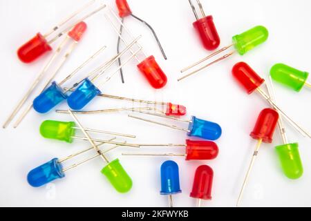 Sammlung von LEDs auf weißem Hintergrund. Elektronische DIY-Teile. Stockfoto