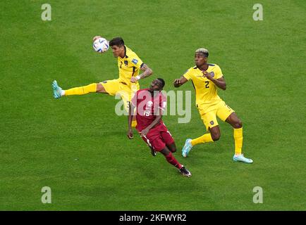 Der ecuadorianische Piero Hincapie (links) und Felix Torres kämpfen während des FIFA World Cup Group A-Spiels im Al Bayt Stadium, Al Khor, gegen den katarischen Almoez Ali. Bilddatum: Sonntag, 20. November 2022. Stockfoto