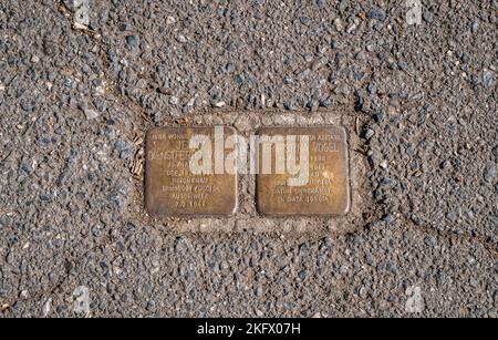 Stolperstein auf der Meraner Straße in Südtirol - Trentino-Südtirol - Norditalien - Gunter-Staudamm-Projekt (1995) - Stockfoto