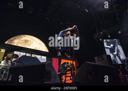 19. November 2022: Ricky Wilson, Andrew White, Simon Rix, Nick Baines und Vijay Mistry von der britischen Indie Rock Band, The Kaiser Chiefs, spielen bei der letzten Show ihrer UK Tour 2022 in der Nottingham Arena eine ausverkaufte Show (Foto: © Myles Wright/ZUMA Press Wire) Stockfoto