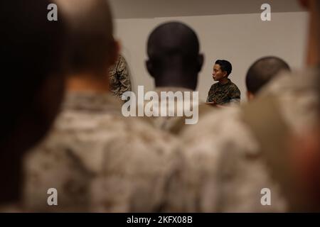 Rekruten von Charlie Company, 1. Rekrut Training Bataillon, erhalten eine taktische Kampfklasse für Unfallopfer auf Parris Island, S.C., 12. Oktober 2022. Rekruten erhalten 58 formelle Klassen, die Themen von administrativen Fragen über die Bekämpfung der Pflege und Marine Corps Geschichte behandeln. Stockfoto