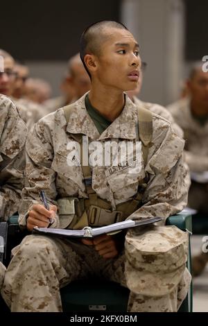 Rekruten von Charlie Company, 1. Rekrut Training Bataillon, erhalten eine taktische Kampfklasse für Unfallopfer auf Parris Island, S.C., 12. Oktober 2022. Rekruten erhalten 58 formelle Klassen, die Themen von administrativen Fragen über die Bekämpfung der Pflege und Marine Corps Geschichte behandeln. Stockfoto