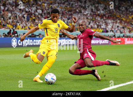 Gonzalo Plata aus Ecuador (links) und Abdelkarim Hassan aus Katar kämpfen während des FIFA World Cup Group A-Spiels im Al Bayt-Stadion in Al Khor, Katar, um den Ball. Bilddatum: Sonntag, 20. November 2022. Stockfoto