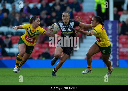 Der neuseeländische Kapitän Krystal Rota fährt am Samstag, dem 19.. November 2022, beim Finale der Frauen-Rugby-League-Weltmeisterschaft 2021 zwischen Australien und Neuseeland im Old Trafford, Manchester, durch zwei australische Spieler. (Foto: Trevor Wilkinson | MI News) Credit: MI News & Sport /Alamy Live News Stockfoto