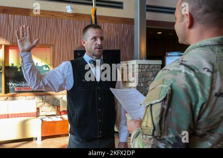 Wyoming Army National Guard Recruiting Officer Strength Manager, Chief Warrant Officer 4 Anthony Finch, schwört Michael Pieper als medizinischer Offizier in der US-Armee. Dr. Pieper ist Hausarzt in Afton und im Star Valley von Wyoming. Stockfoto