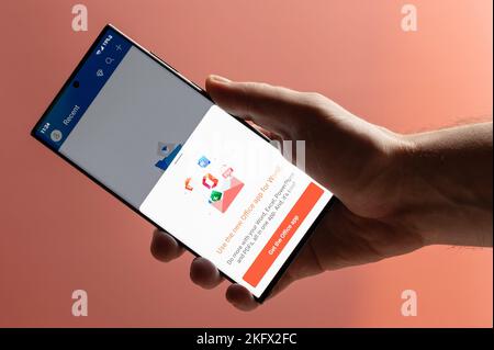 New york, USA - 10. November 2022: Microsoft Office auf Smartphone mit Nahaufnahme auf rosa Hintergrund Stockfoto