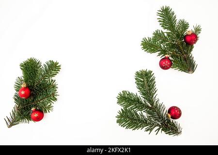 Weihnachten Tannenzweige isoliert auf weißem Hintergrund. Weihnachtsdekoration, frischer Kiefernzweig und rote Kugel. Stockfoto